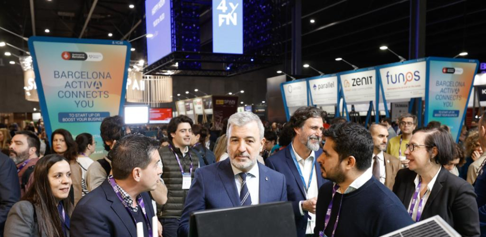 Collboni visita diversos stands en su primer Mobile como alcalde de Barcelona